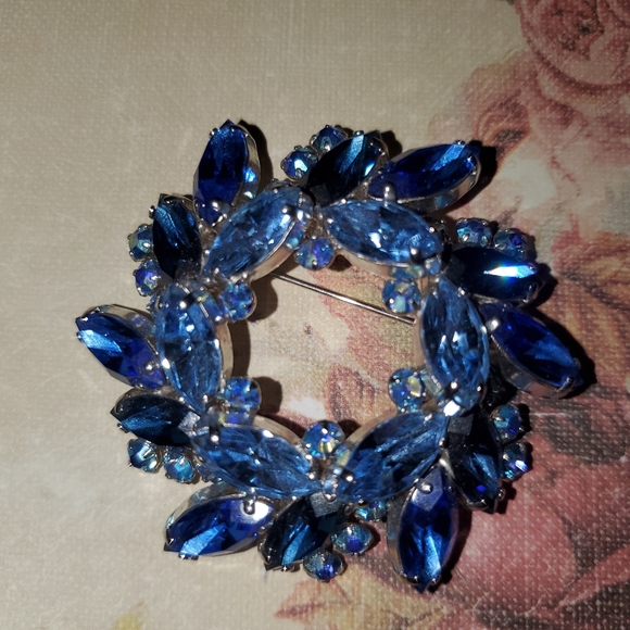 Stunning Chunky  Blue  Prong Set Rhinestone Brooch Pin - Picture 4 of 4